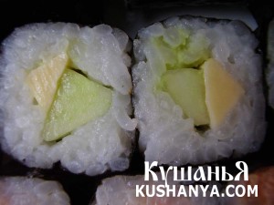 Суши хосомаки и футомаки с икрой, огурцом и твердым сыром (адаптированный рецепт)