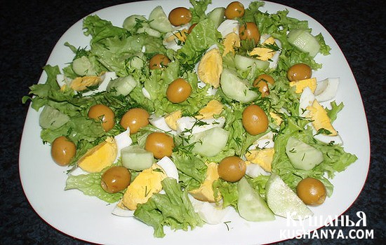 Быстрый салат с оливками и огурцами